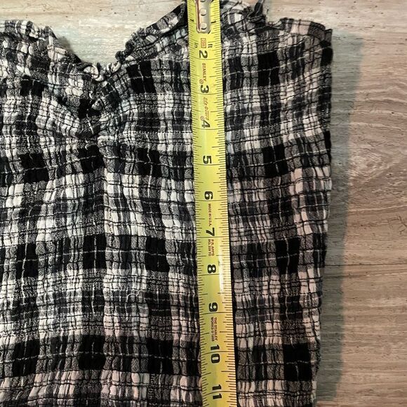 Aeo Sweetheart neck Skinny straps
Ruched details
Smocked details
Plaid pattern - Picture 6 of 8